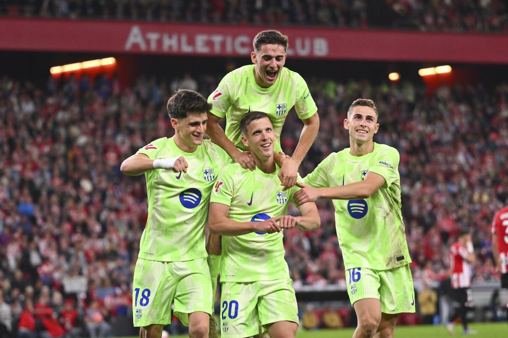 首圈，维斯塔潘起步良好抢到首位，皮亚斯特里挤进内线并过掉诺里斯上至第2，诺里斯第3。